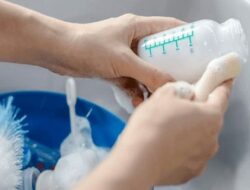 2 Cara Mencuci Botol Susu Bayi yang Baik dan Benar