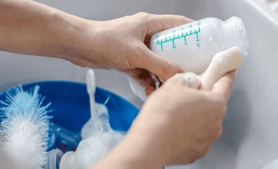 Cara Mencuci Botol Susu Bayi yang Baik dan Benar