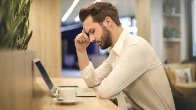 tips dan cara mengatasi stres saat bekerja di kantor dan penyebabnya