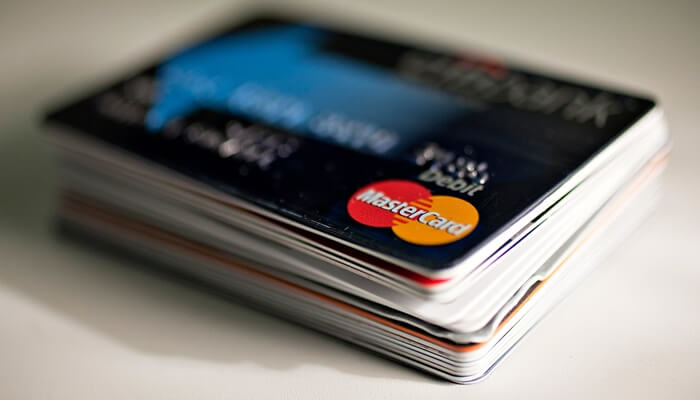 perbedaan kartu kredit dan kartu debit