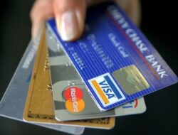 5 Perbedaan Kartu Kredit dan Kartu Debit, Nasabah Baru Harus Tahu!