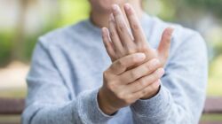 penyebab dan cara mengobati nyeri sendi pergelangan tangan
